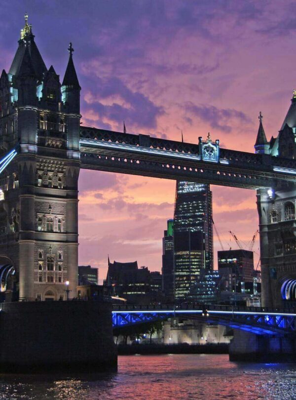 London bridge dramatic lighting evening scene